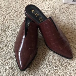 Mi.iM THE JADEN | CROCODILE V-CUT MULE in Wine